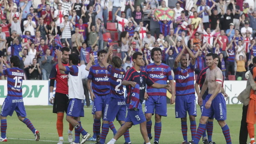 Varios jugadores del Huesca, al término del partido