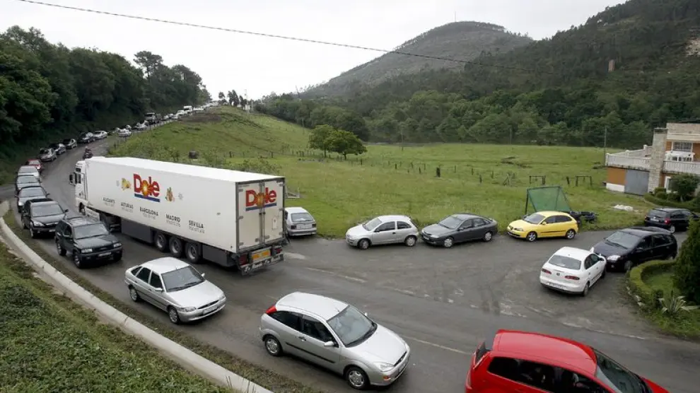 Las inundaciones en Asturias bloquean el tráfico de camiones y autobuses