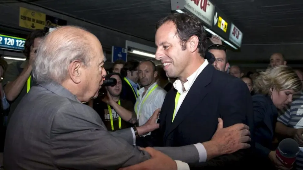Jordi Pujol saluda a Sandro Rosell en la jornada de votación de este domingo