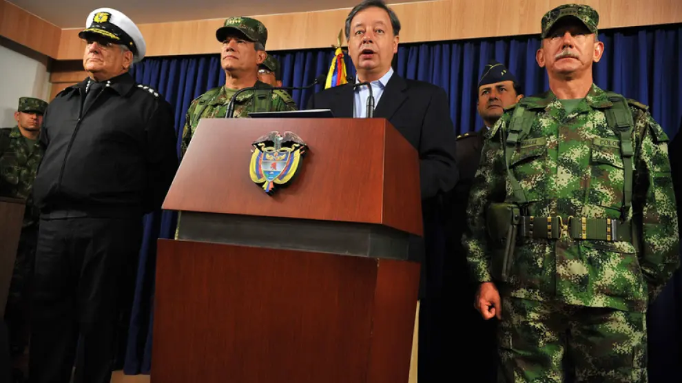 El ministro de Defensa de Colombia, Gabriel Silva, celebra el rescate de los tres militares.