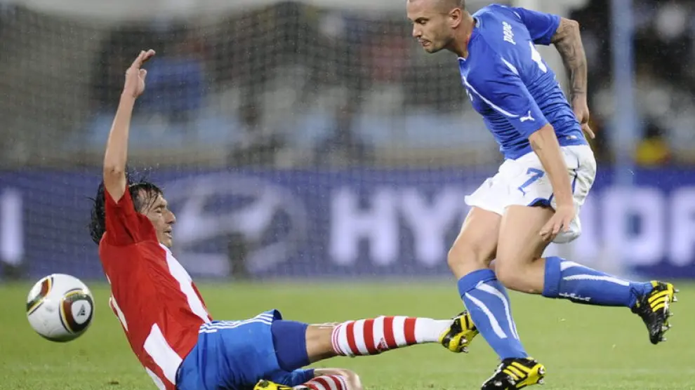 Torres y Pepe pugnan por el balón.