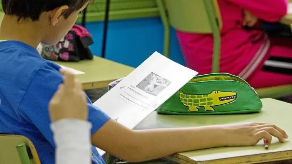 Un niño lee una de las preguntas de la prueba en el colegio San Braulio de Zaragoza, el pasado 14 de mayo. En Aragón se han examinado 12.200 alumnos de cuarto de Primaria.