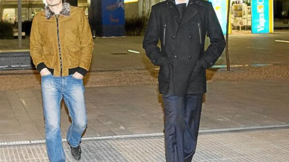 Matteo Contini camina por la explanada de La Romareda junto al director deportivo Antonio Prieto.