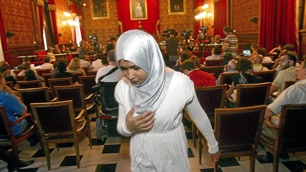 Una mujer con hiyad abandona el pleno del Ayuntamiento de Tarragona, ayer.