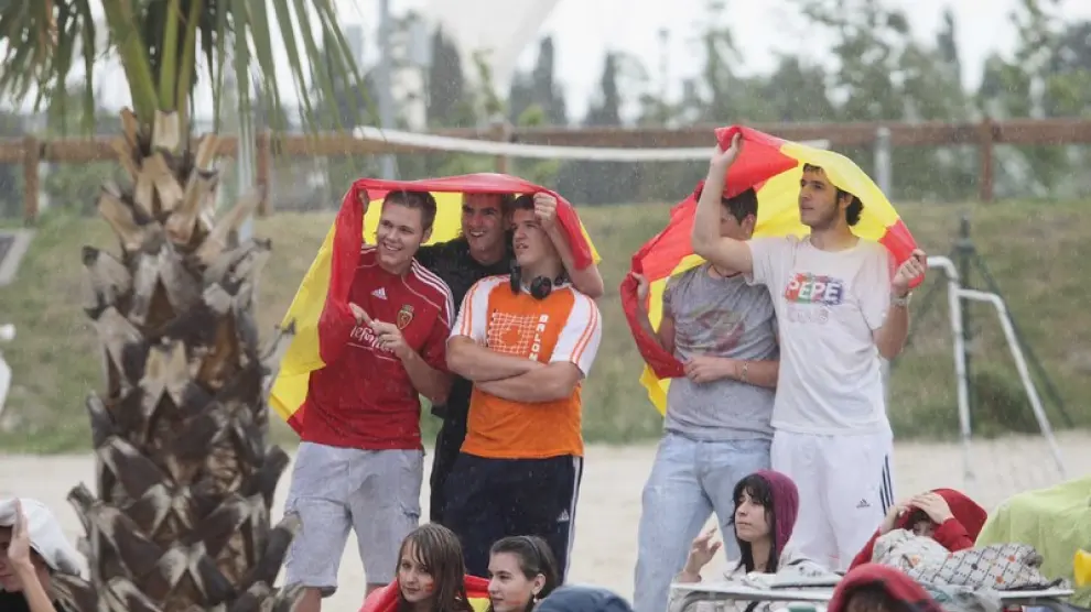 El debut de España se vivió bajo la lluvia en Las Playas del Ebro