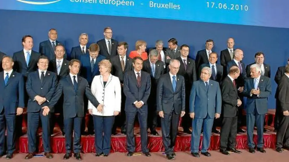Los líderes europeos posan para una foto de grupo en el ámbito de la última cumbre de la UE