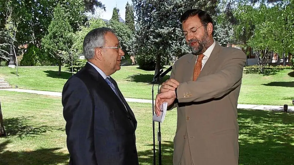 José Ángel Biel (izquierda) y Mariano Rajoy, durante un encuentro oficial entre ambos que tuvo lugar en La Moncloa en 2001.