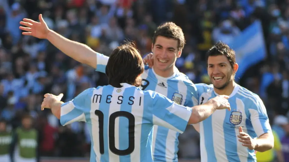 Messi se acerca a Higuaín y Agüero para celebrar uno de los goles