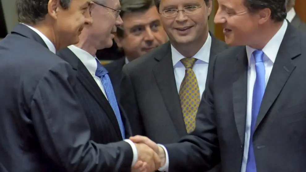 Zapatero saluda al primer ministro inglés, David Cameron, en presencia del presidente del Consejo, Herman Van Rompuy
