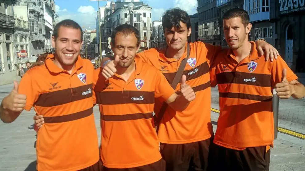 De izquierda a derecha, el utillero Quique García, Robert, Dorado y Lalo Vicente, fisioterapeuta, ayer por la tarde en las calles de Vigo.