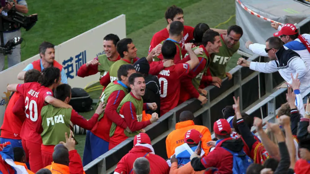 Titulares y suplentes serbios celebran el gol de Jovanovic