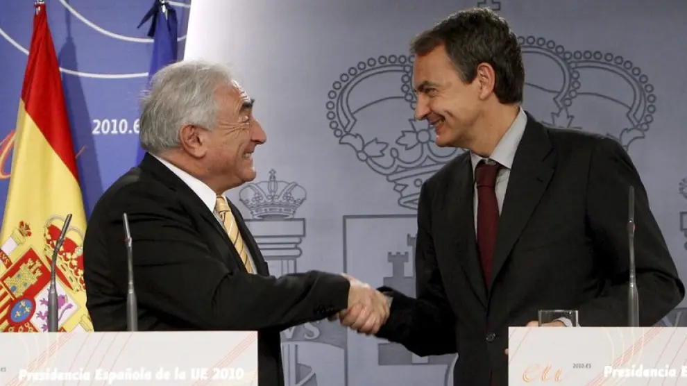 Zaptero y Strauss-Kahn se dan la mano antes de la rueda de prensa posterior a la reunión