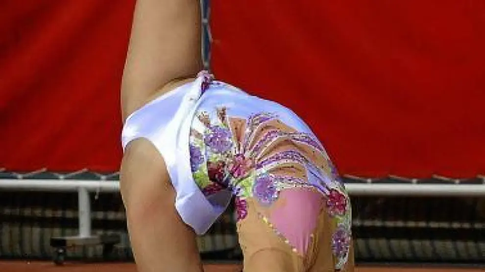 Una gimnasta ejecuta el programa individual con la pelota.