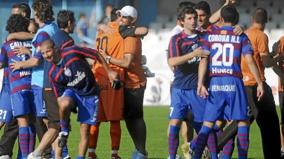 Los jugadores del Huesca se abrazan sobre el césped de Balaídos en una imagen de archivo