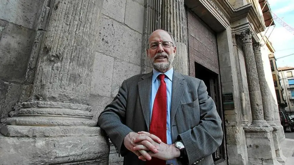 Diego Gracia Guillén, autor de ¿Voluntad de comprensión¿, en la puerta del Museo de Teruel