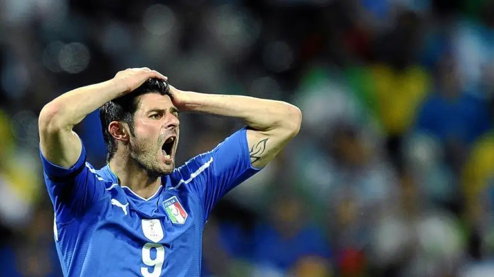 Iaquinta, autor del gol italiano, se lamenta de una acción durante el partido.