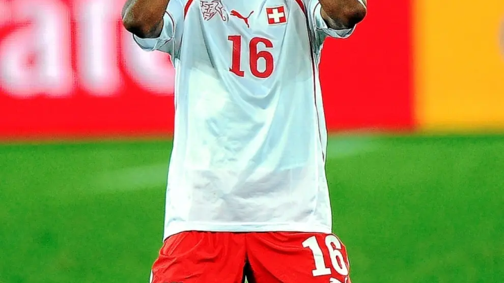 El futbolista suizo Gelson Fernandes mira al cielo después de lograr el gol del triunfo ante España