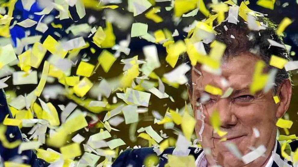 El presidente electo de Colombia, Juan Manuel Santos, celebrando su victoria ayer de madrugada.