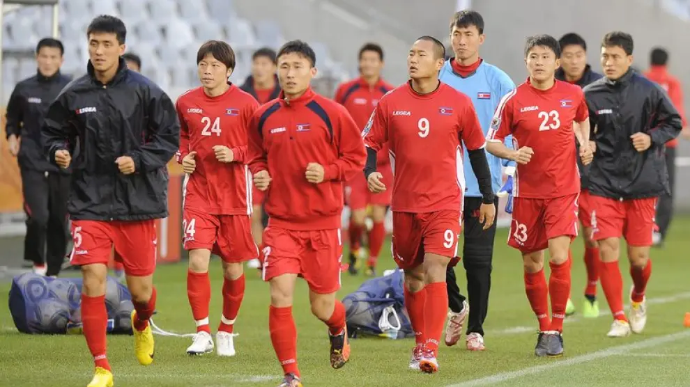 Los jugadores de Corea del Norte corren durante un entremaniento