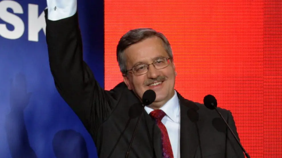 El candidato Komorowski saluda tras conocer los resultados de la primera vuelta