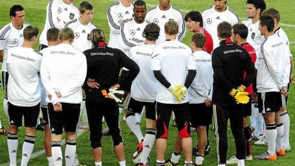 El seleccionador alemán habla con todos sus hombres durante un entrenamiento.
