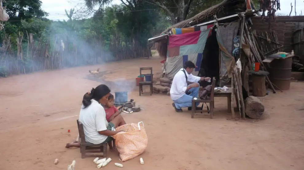 Un técnico de proyecto Aedes Norte-Sur examina las vinchucas, los chinches que transmiten el mal de Chagas, en una vivienda de la zona indígena de Camiri, en Bolivia