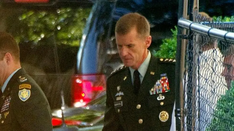 El jefe de las tropas de Estados Unidos en Afganistán, general Stanley McChrystal (c), llega a la Casa Blanca, ayer en Washington.
