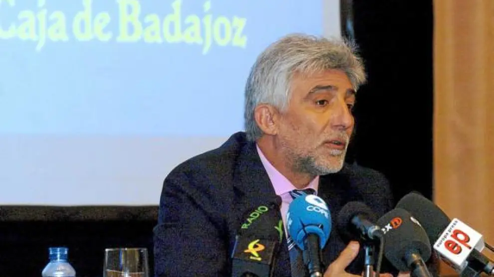 El presidente de Caja Badajoz, Francisco García Peña, durante la rueda de prensa de ayer.