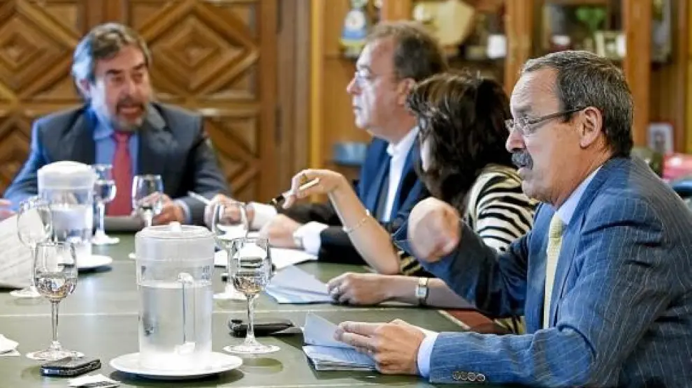 Catalá, en primer plano, en la reunión del Gobierno de Zaragoza del pasado viernes.
