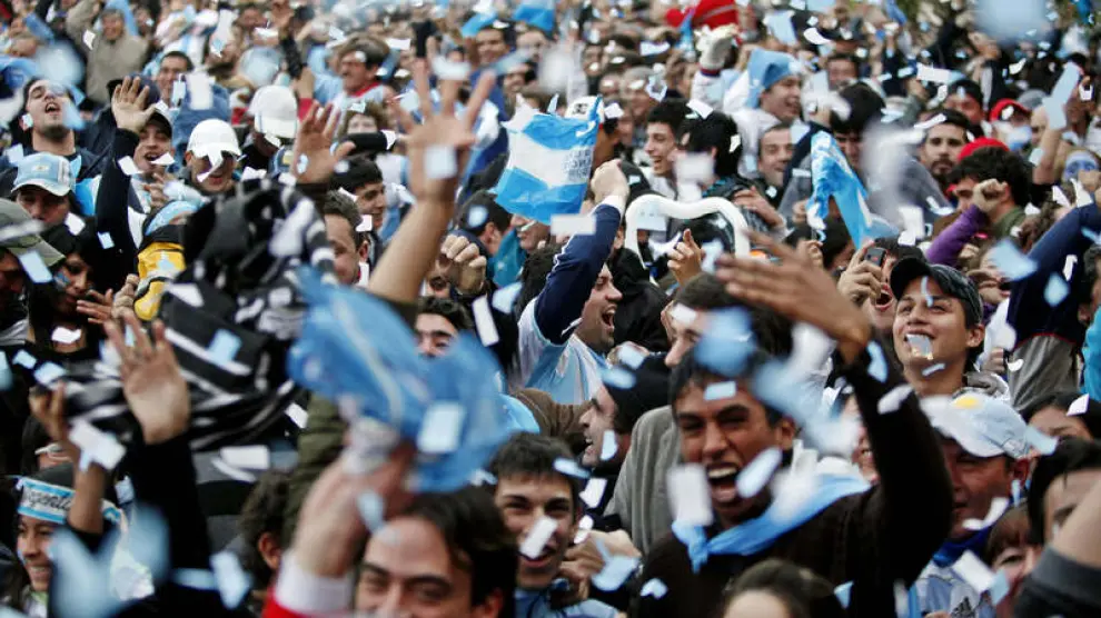 Miles de argentinos celebran el pase a octavos de final