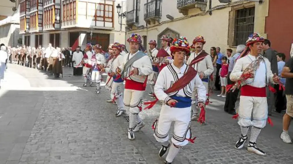 Los romeros iban precedidos en la procesión por Os Bailadós de Santa Orosia, en primer término.