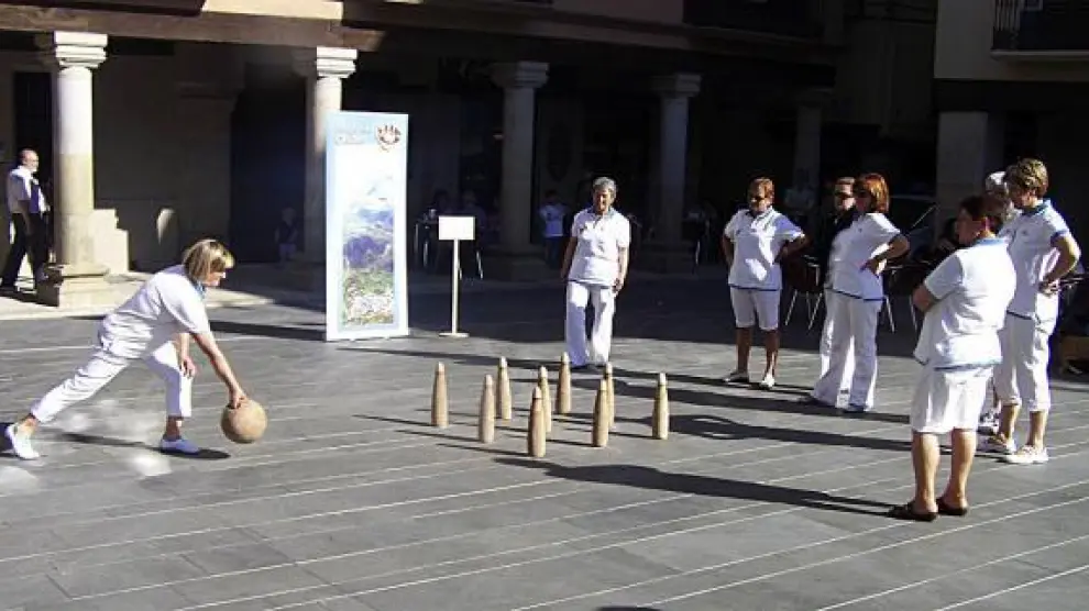 En la plaza Mayor hubo demostraciones de juegos tradicionales, como las 'quilles' de Benasque.
