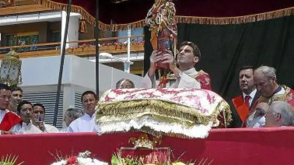 El vicario muestra la reliquia de la santa.