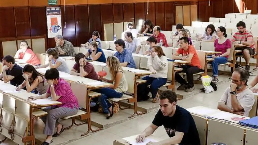Un grupo de opositores, en el instituto Corona de Aragón de Zaragoza, en un examen en 2010.