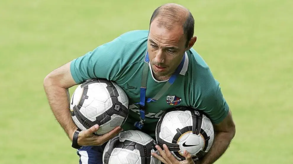 Antonio Calderón recoge balones durante un entrenamiento de esta temporada.