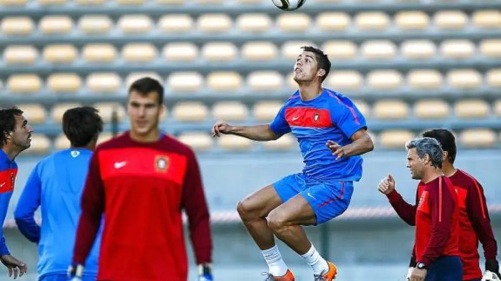 Cristiano Ronaldo cabecea un balón en el entrenamiento de ayer de la selección de Portugal.