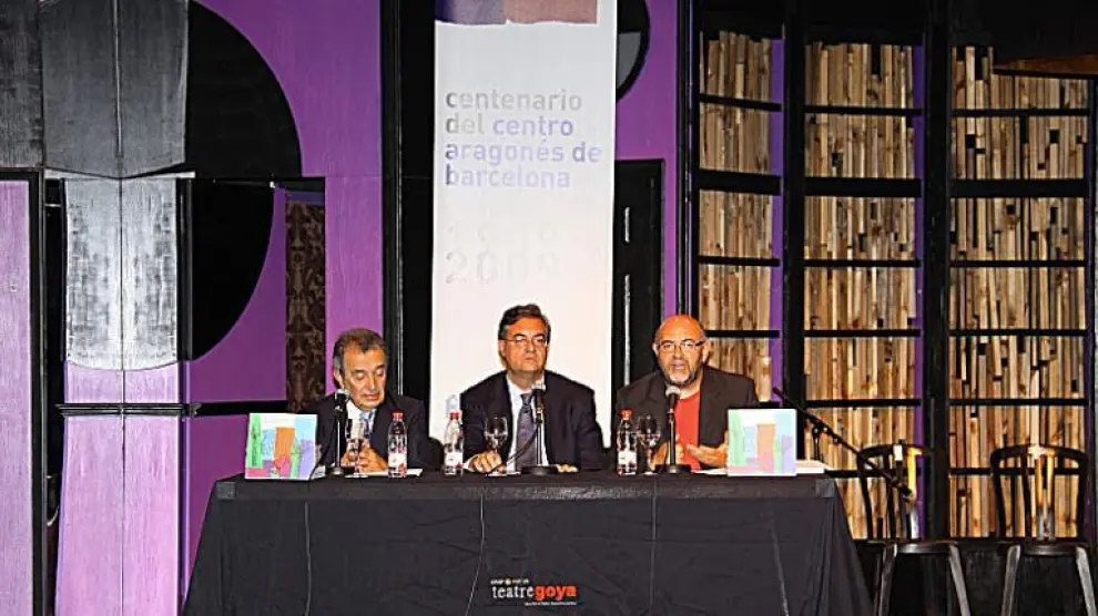 Jacinto Bello, Ramón Salanova y Antón Castro, en el acto de clausura del Centenario del Centro Aragonés de Barcelona.
