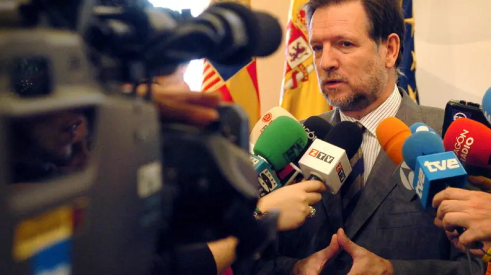 Foto de archivo del presidente aragonés atendiendo a los medios
