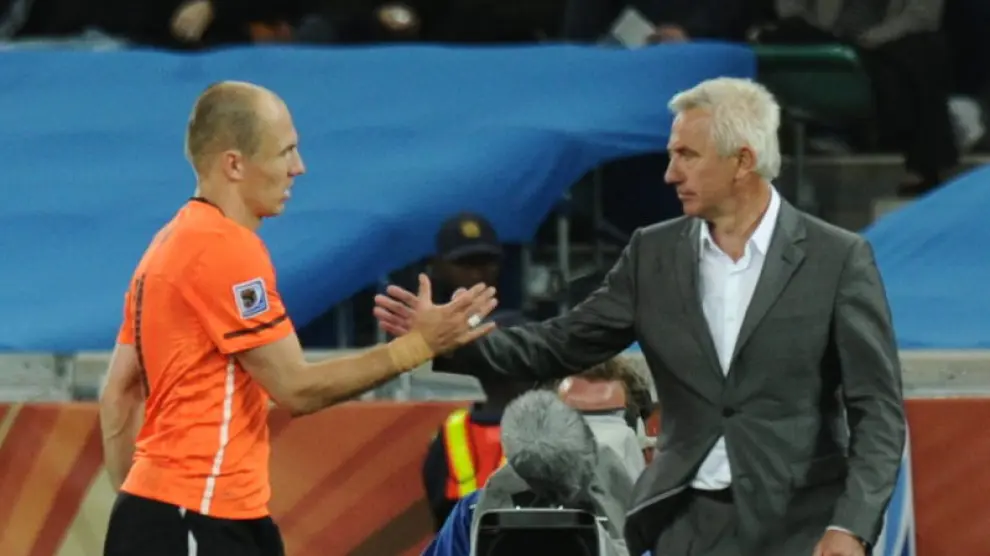 Robben saluda al técnico holandés.