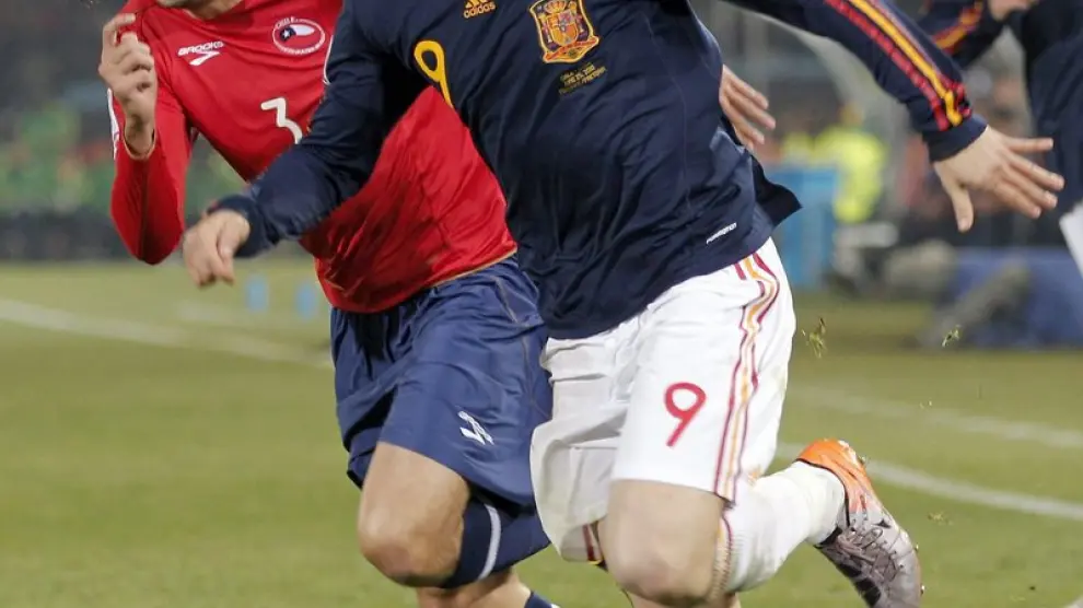 Fernando Torres en una acción del partido contra Chile