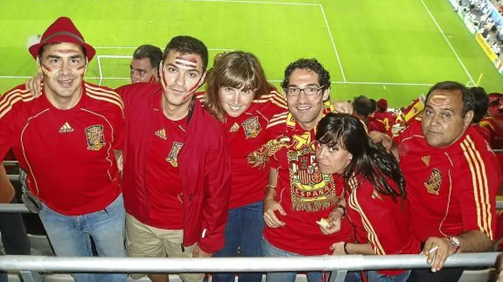 Vicente (el primero a la izquierda), junto a unos amigos en la última Eurocopa celebrada.