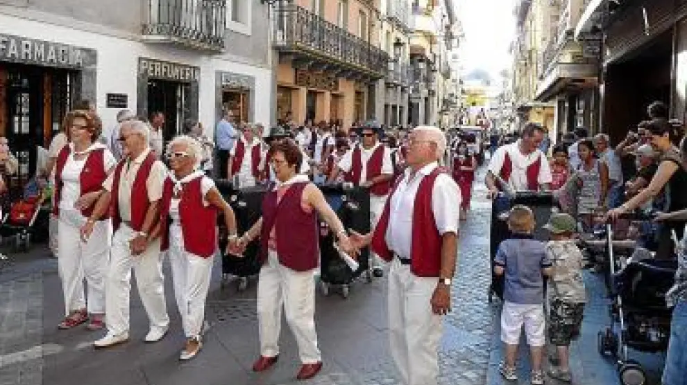 Miembros de la peña Estrapalucio en su desfile por la calle Mayor.