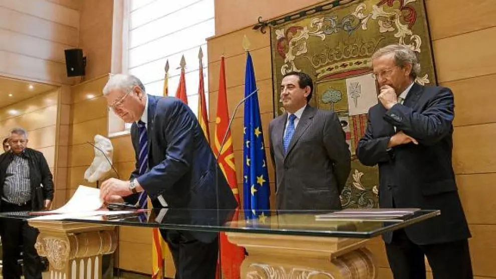 El presidente de la Cámara de Comercio de Midi-Pyrénées firma su apoyo a la Travesía, ayer.