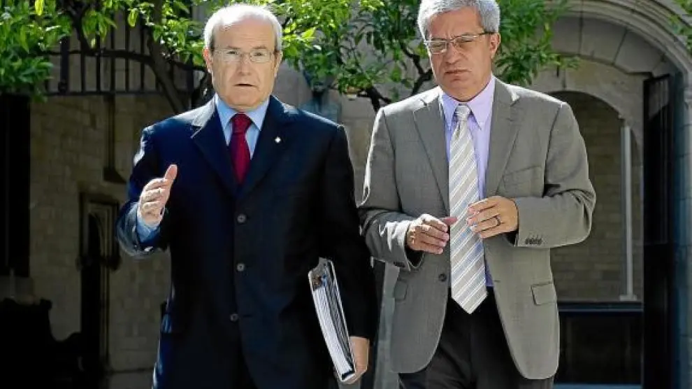 El 'president' José Montilla y Joan Saura, consejero del Interior, ayer en la Generalitat.