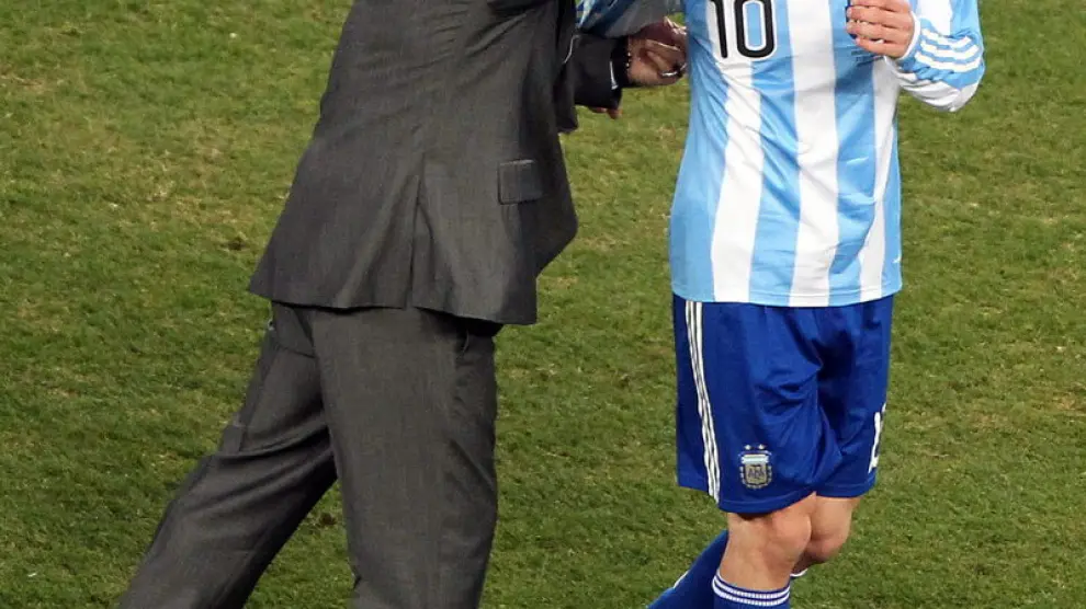 Maradona hace un gesto cariñoso a Messi en el partido contra México