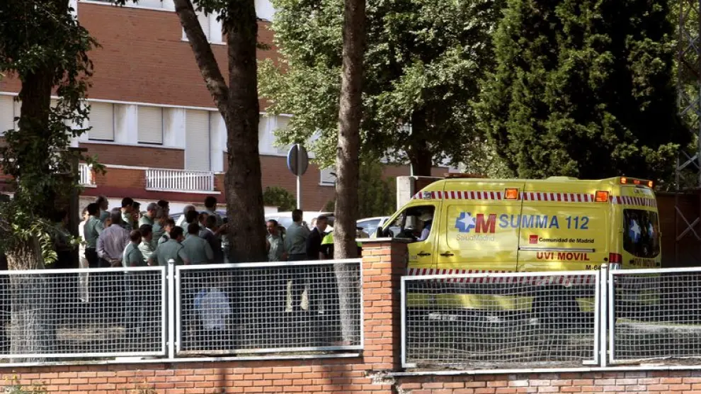 Una ambulancia entra en el recinto de la escuela de la Guardia Civil de Valdemoro