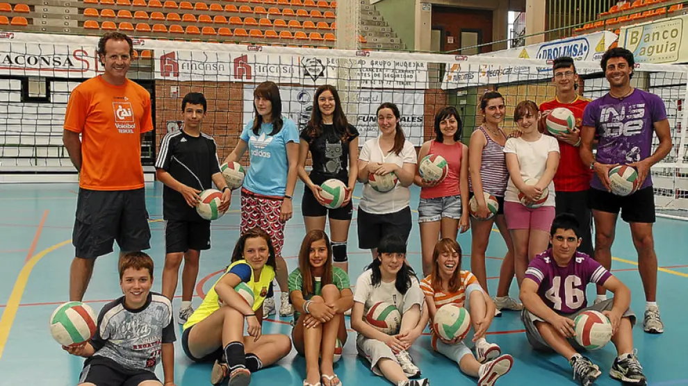 Novillo y Suela con los futuros campeones del voleibol nacional en el pabellón de Los Planos