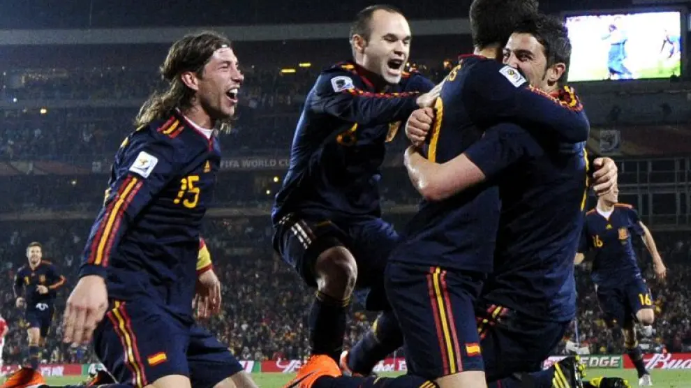 Los jugadores de la selección española se abrazan a Villa, autor del gol de la victoria.