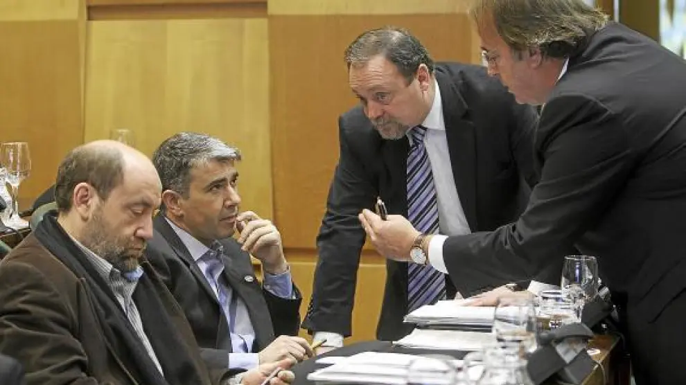 El portavoz socialista, Carlos Pérez, a la derecha, conversa con Alonso y Martín (sentados).