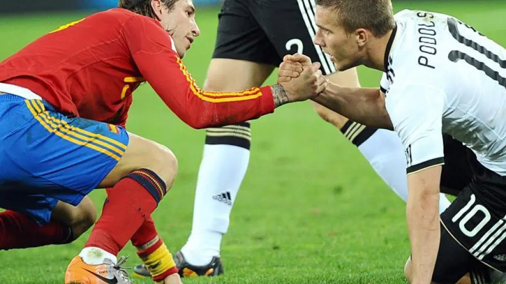 La deportividad también es signo de identidad de la Roja. En la imagen, Ramos y Podolski se dan la mano, ayer en Durban.